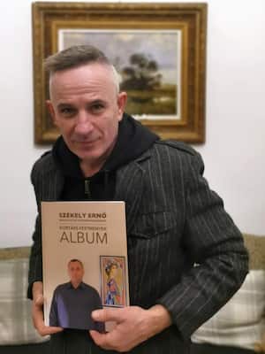 Bán Tibor festőművész a könyvvel