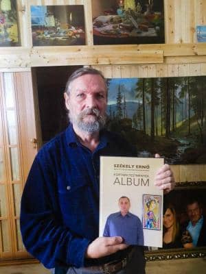 Boros Gyula festőművész  a könyvvel