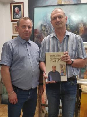 Erdélyi Tibor festőművész  a könyvvel