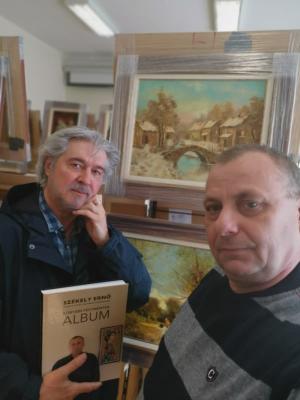 Preiner Zoltán festőművész a könyvvel